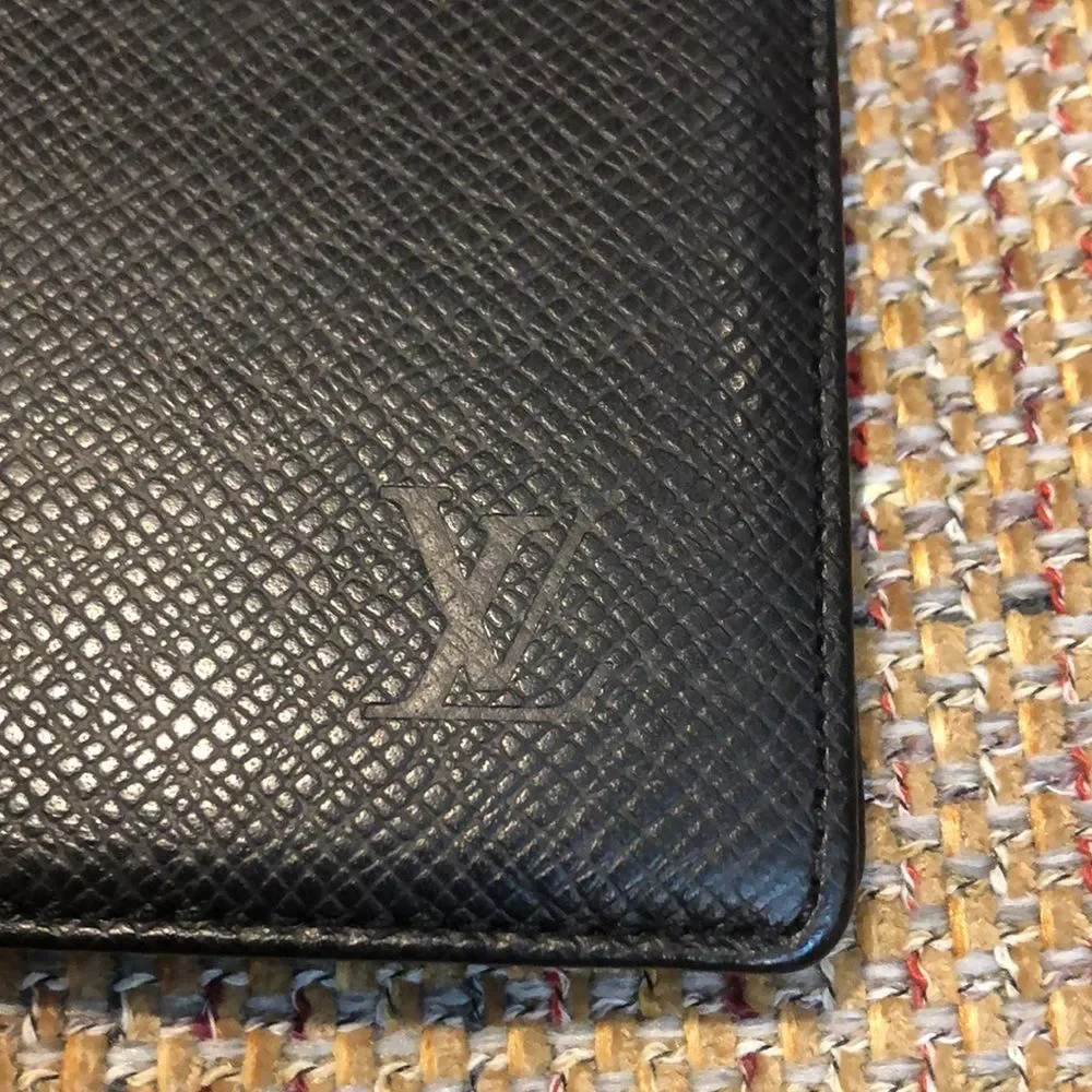 LOUIS VUITTON Black Taiga Leather Long Thin Bifold CC Wallet MI0025